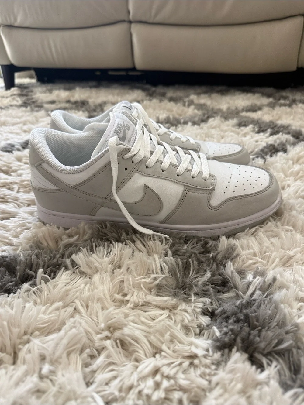 Nike Men's Low-Top Sneakers in White and Light Gray